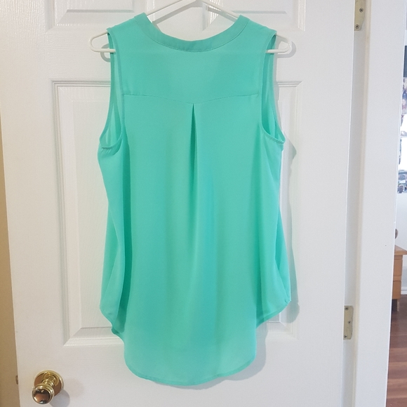 Beautiful green top - Picture 2 of 2